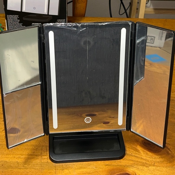 LED Makeup Mirror - Picture 4 of 4